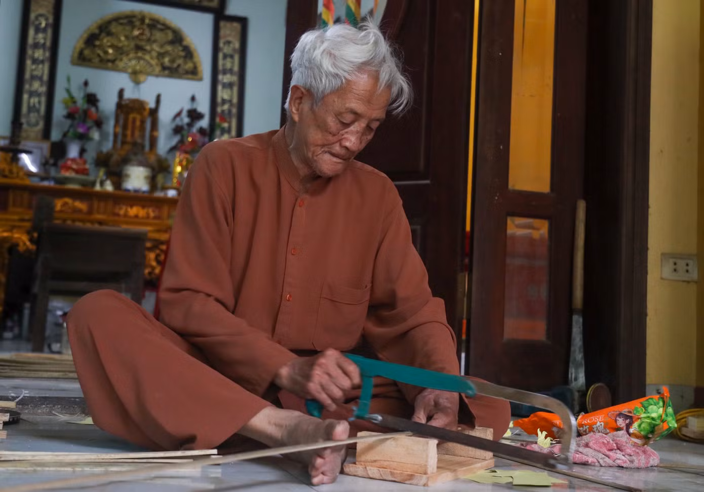 Nghệ nhân Ưu tú Nguyễn Văn Quyền (84 tuổi) với hơn 70 năm "tuổi nghề" làm những chiếc đèn kéo quân vẫn miệt mài ngày đêm ngồi vót nan tre để thổi hồn cho món đồ chơi dân gian truyền thống.
