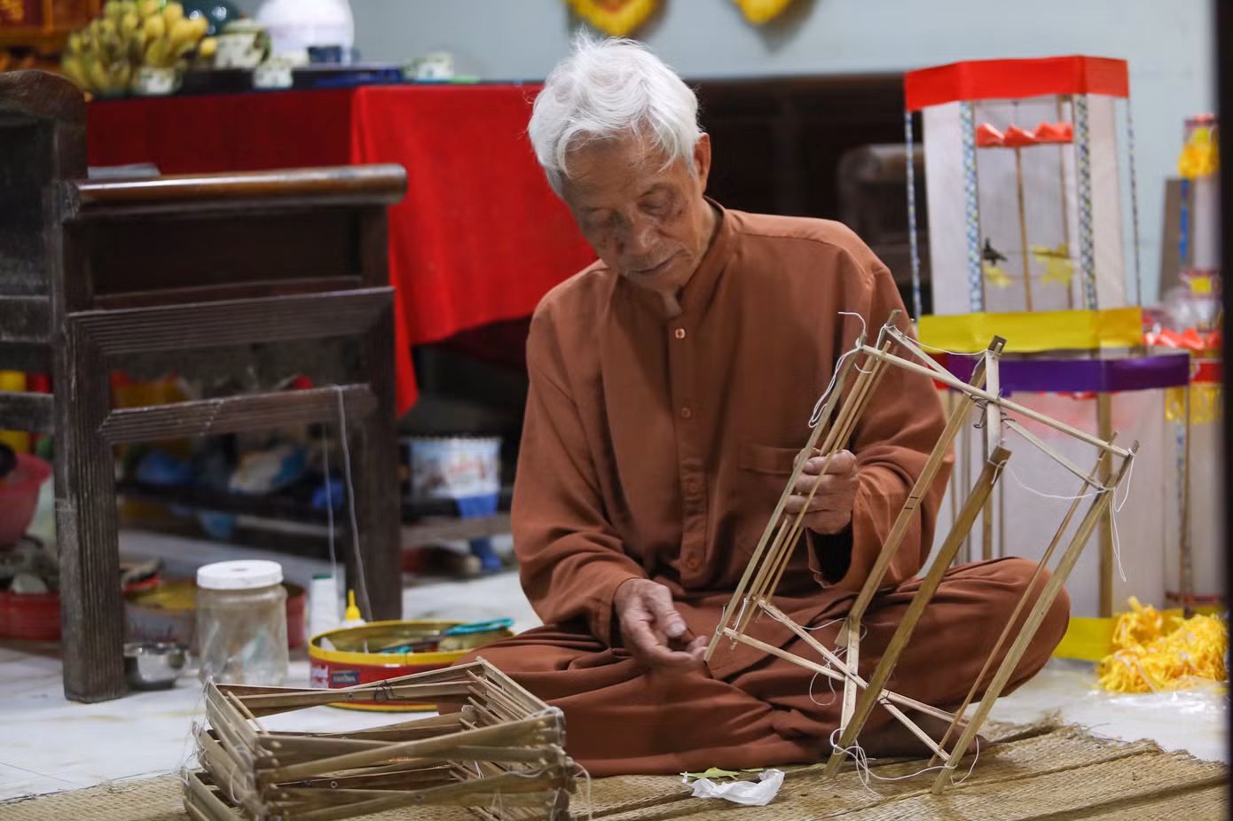 Nghệ nhân Ưu tú Nguyễn Văn Quyền (84 tuổi) với hơn 70 năm "tuổi nghề" làm những chiếc đèn kéo quân vẫn miệt mài ngày đêm ngồi vót nan tre để thổi hồn cho món đồ chơi dân gian truyền thống.