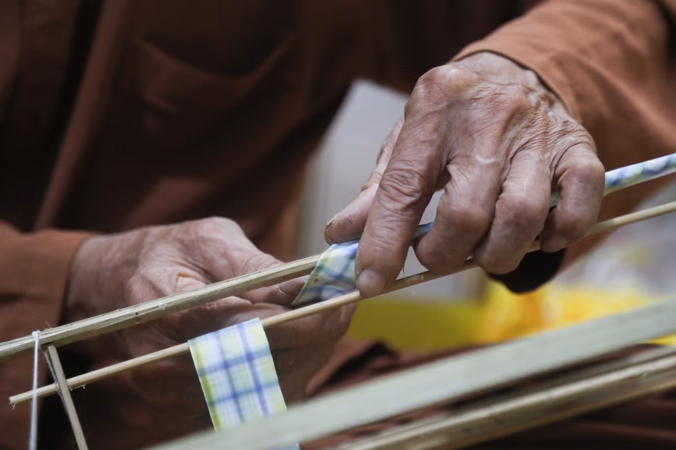 Nghệ nhân Ưu tú Nguyễn Văn Quyền (84 tuổi) với hơn 70 năm "tuổi nghề" làm những chiếc đèn kéo quân vẫn miệt mài ngày đêm ngồi vót nan tre để thổi hồn cho món đồ chơi dân gian truyền thống.