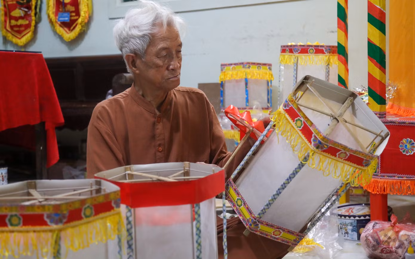 Để làm được ra những chiếc đèn kéo quân, tất cả công đoạn đều yêu cầu sự khéo léo, tỉ mỉ, nhẫn nại đòi hỏi người nghệ nhân phải có tình yêu nghề thực sự, ông Quyền chia sẻ.