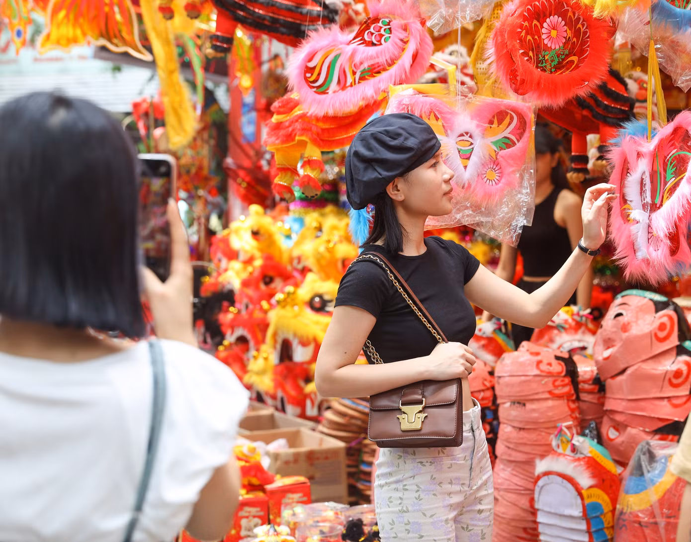 Phố Hàng Mã cũng trở thành điểm chụp hình check-in lý tưởng của nhiều bạn trẻ.