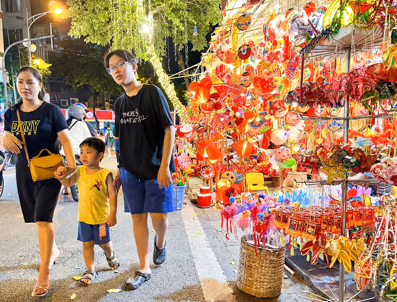 Tết Trung thu của người Việt Nam còn được gọi là tết Đoàn viên, là ngày Tết dành cho trẻ nhỏ, tuy nhiên những năm gần đây, Tết Trung thu cũng là dịp để mọi người thăm hỏi, chúc tụng nhau.