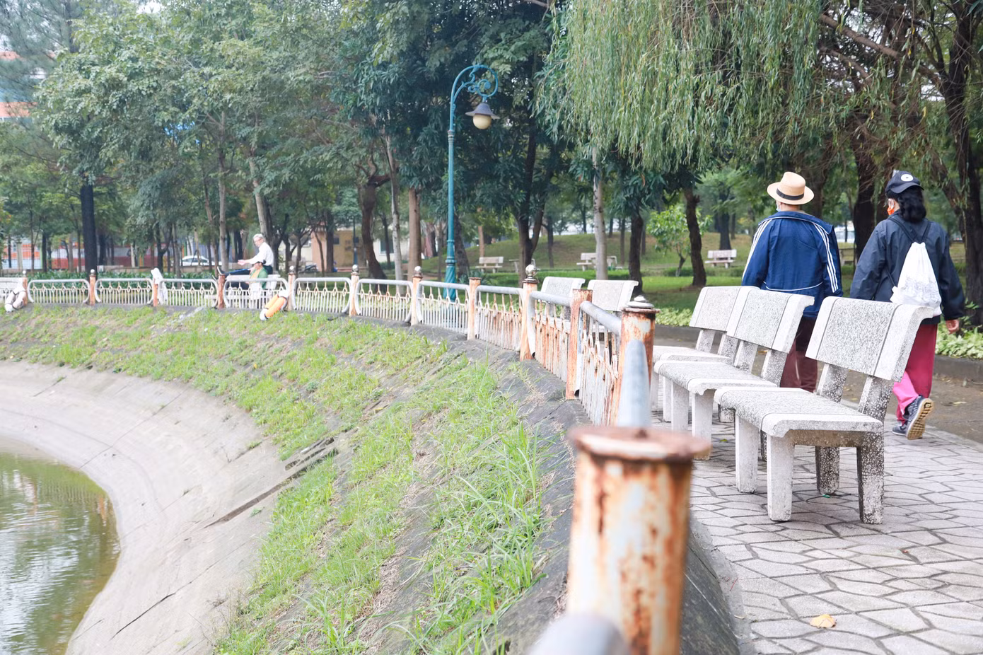 Các hàng rào sắt chắn đã hoen rỉ.