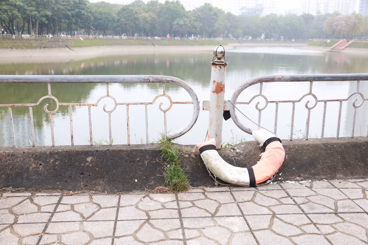 Phía bên trong công viên, các hạng mục đã xuống cấp, hư hỏng khá nhiều theo thời gian.