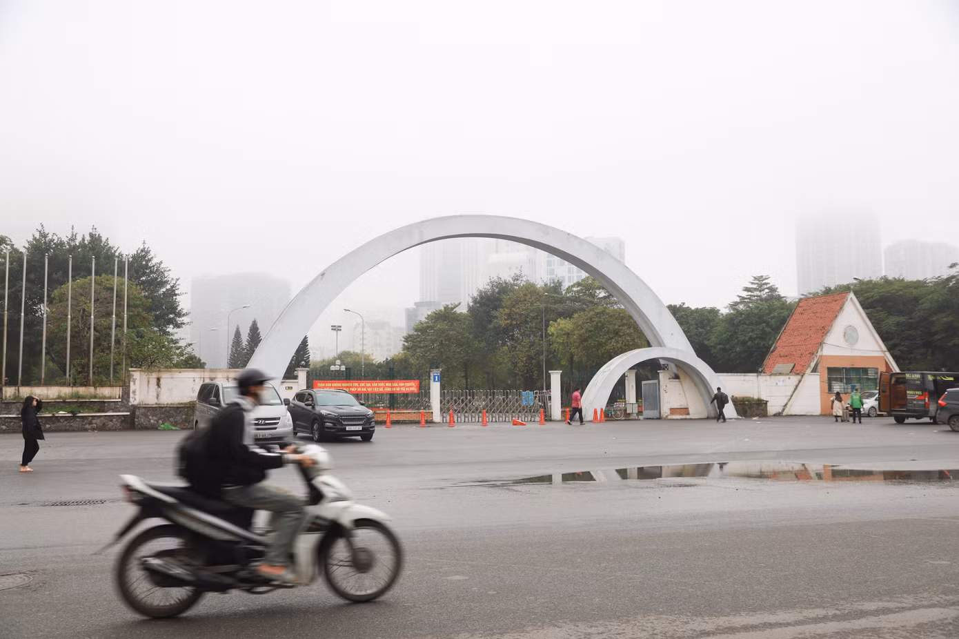 Công viên Cầu Giấy từ lâu đã trở thành điểm vui chơi giải trí bổ ích cuối tuần hấp dẫn với người dân quanh khu vực, là "lá phổi xanh" khổng lồ góp phần điều tiết không khí trong lành cho người dân nơi đây.