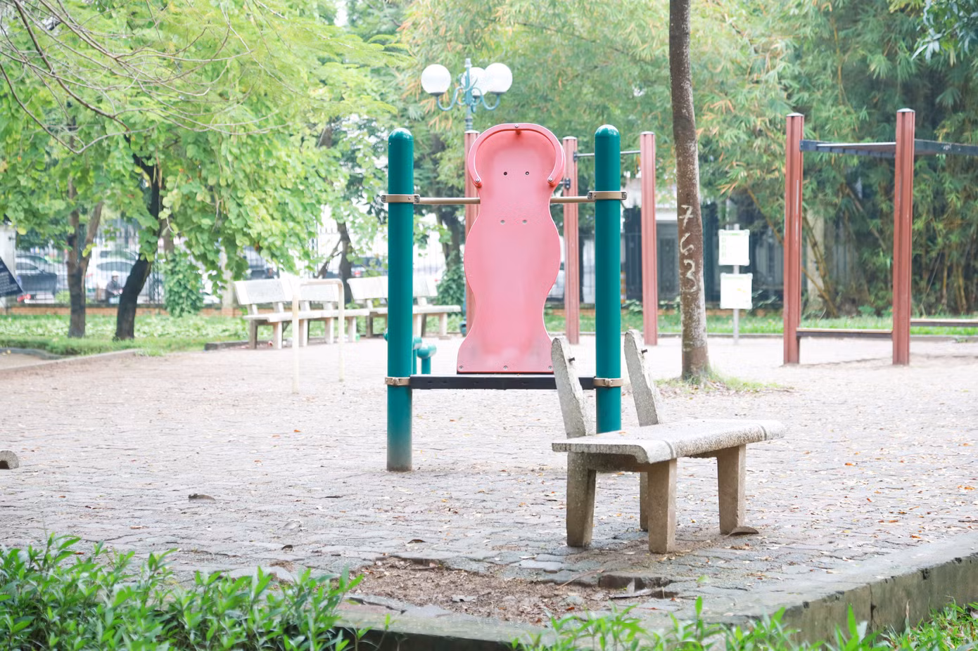 Ghế đá hư hỏng, nứt vỡ.