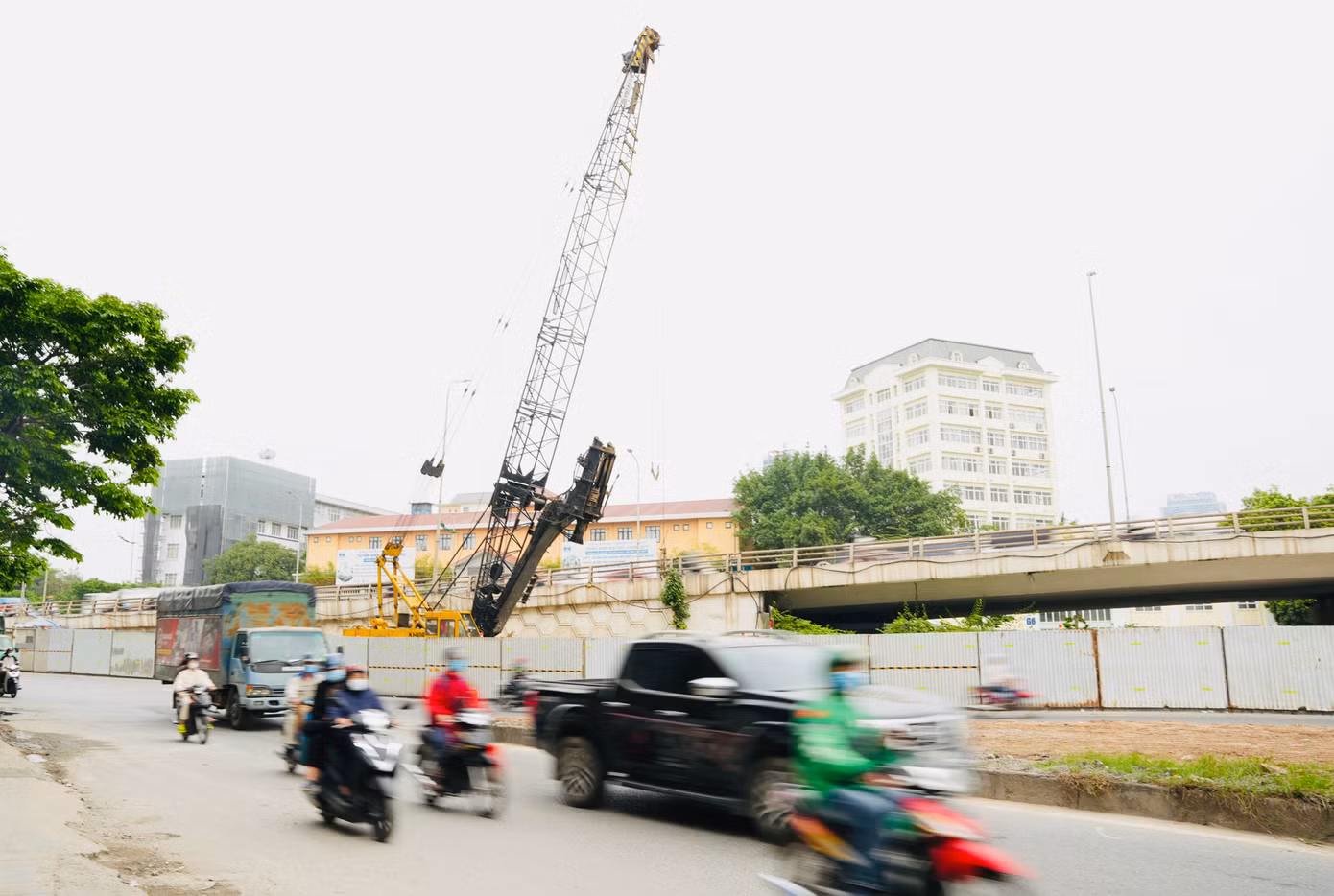 Tháng 4/2023, các công nhân bắt đầu dựng rào chắn và vận chuyển các thiết bị để phục vụ dự án xây cầu vượt thép song song với cầu vượt Mai Dịch.