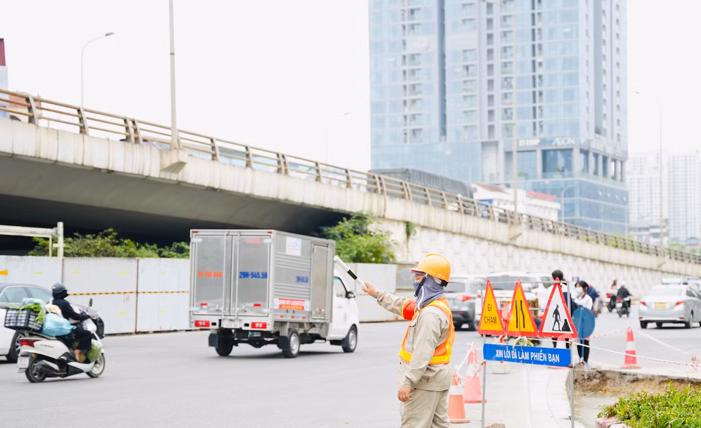 Dự án xây dựng 2 cầu vượt thép song song với cầu vượt Mai Dịch do Ban Quản lý dự án Thăng Long làm chủ đầu tư trị giá 340 tỷ đồng, dự kiến hoàn thành trước 31/3/2024.