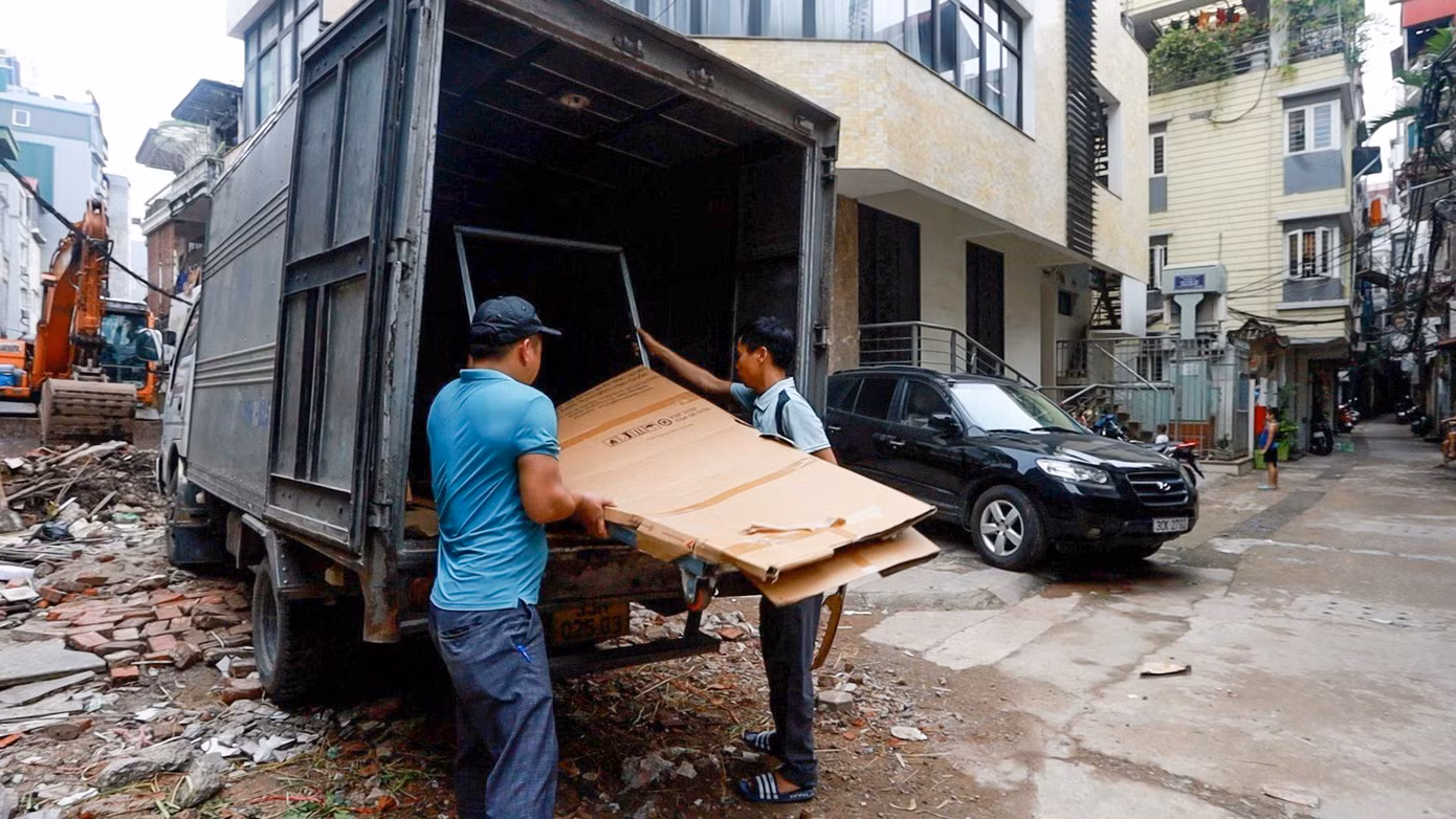 Hiện dự án này vẫn đang dang dở, nước thải sinh hoạt vẫn đang được thải ra hàng ngày khiến nước dưới lòng mương đen kịt, đặc quánh, bốc mùi.
