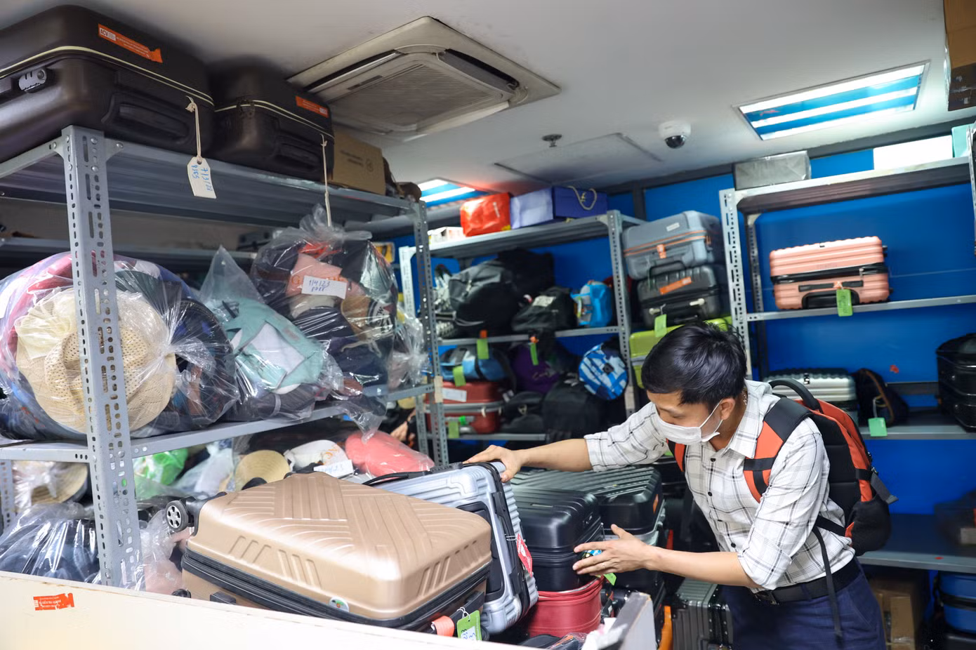 Khi đến nhận hành lý thất lạc hay bỏ quên, hành khách cần chuẩn bị giấy tờ và thông tin về chuyến bay, khu vực bỏ quên tài sản; giấy tờ, hình ảnh minh chứng là chủ sở hữu của tài sản cần tìm (hóa đơn, hình ảnh về tài sản, mô tả, các thông tin, thông số của tài sản…) và giấy tờ tùy thân.