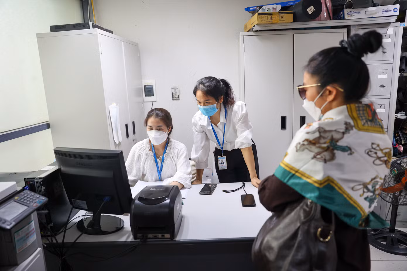 Nhân viên Phòng hành lý thất lạc kiểm tra nội dung phản ánh của một hành khách.