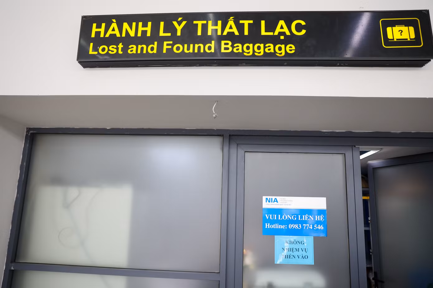 Cảng Hàng không quốc tế Nội Bài có Phòng hành lý thất lạc, đặt bên cạnh các quầy Lost&amp;Found của các hãng hàng không. Đây chính là nơi tiếp nhận hành lý cũng như tài sản của hành khách bỏ quên tại nhà ga.