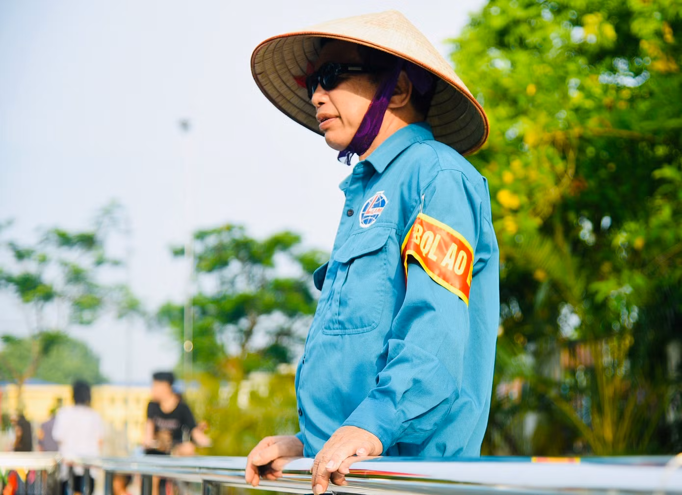 Mỗi buổi bơi đều có thành viên Ban Quản lý vận hành ao bơi làng Hưng Giáo trực, liên tục phát loa nhắc nhở các cháu bé bơi an toàn, đúng theo khung giờ quy định: Buổi sáng từ 7 đến 9 giờ; buổi chiều từ 16 giờ 30 đến 19 giờ để đảm bảo sức khoẻ.