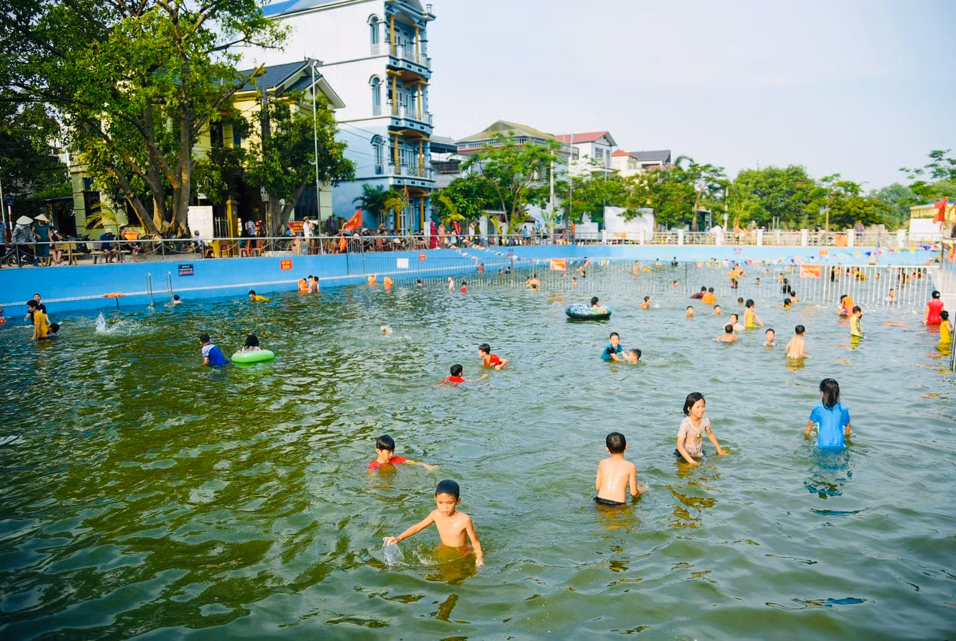 Cách đây hơn 3 năm, nhiều người trong làng bắt đầu ấp ủ ý tưởng kêu gọi ủng hộ, đóng góp được số tiền 1,3 tỷ đồng để cải tạo thành "bể bơi khổng lồ" miễn phí cho trẻ em tập bơi, tắm mát vào mùa hè oi bức.