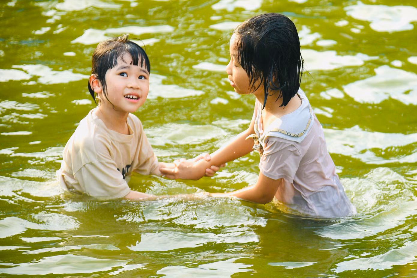 Trẻ em thích thú vùng vẫy trong làn nước mát, giải nhiệt ngày hè nóng bức.