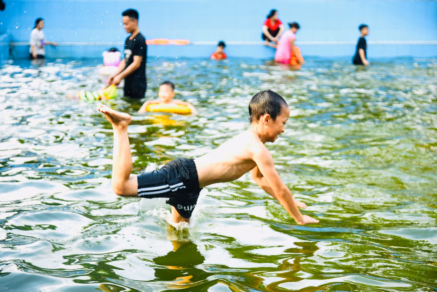 Những ngày nắng nóng oi bức vừa qua, mỗi ngày "bể bơi" này phục vụ miễn phí cho hàng trăm lượt khách.