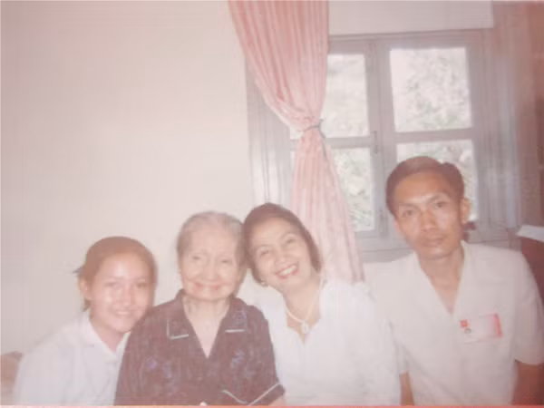 Gia đình Nhotkhammani trong một lần về thăm bà ngoại (Ảnh tư liệu gia đình)