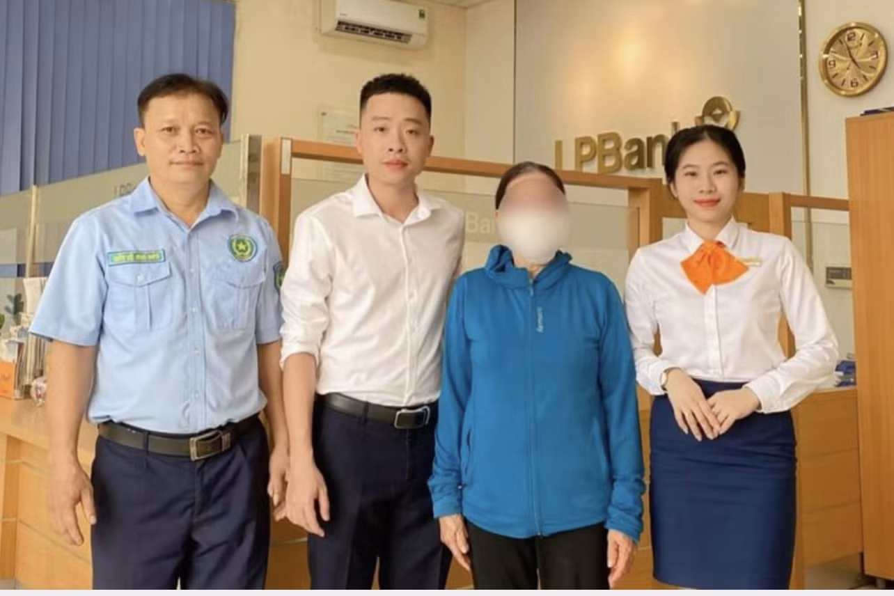 Các cán bộ, nhân viên Ngân hàng Bưu điện Liên Việt - Chi nhánh huyện Cam Lộ, ngăn chặn vụ lừa đảo người dân qua mạng.