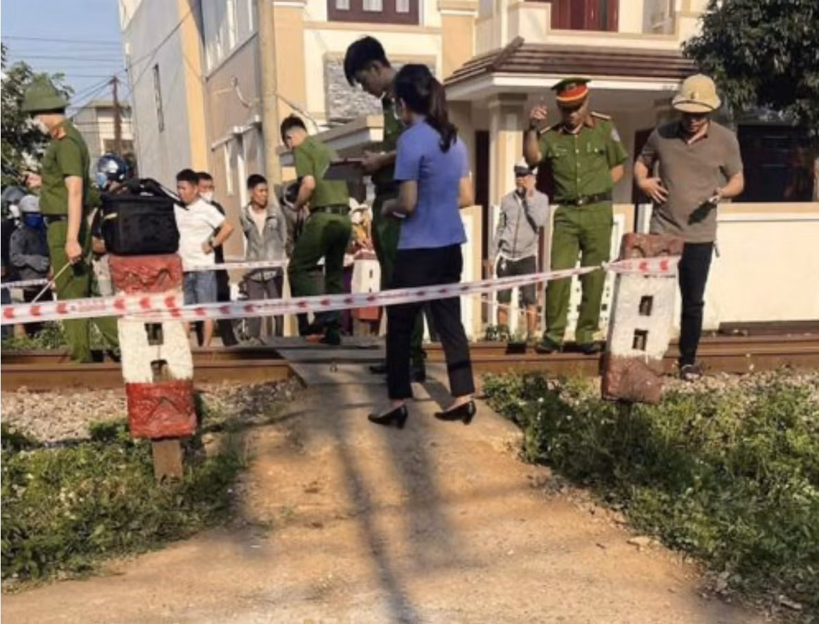 Lực lượng chức năng đang phong tỏa hiện trường điều tra nguyên nhân vụ TNGT. Lực lượng chức năng đang phong tỏa hiện trường điều tra nguyên nhân vụ TNGT.
