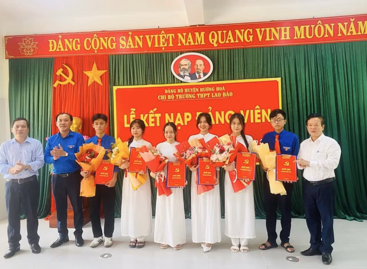 Anh Phạm Xuân Khánh - Phó Bí thư Thường trực Tỉnh Đoàn Quảng Trị (thứ 2, trái sang) chúc mừng tân đảng viên Chi bộ Trường THPT thị trấn biên ải Lao Bảo, huyện Hướng Hóa.
