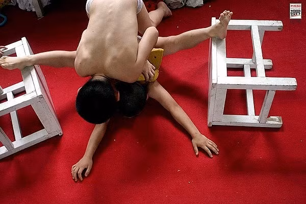 Người trực tiếp huấn luyện các em là các HLV và những đàn anh, đàn chị đi trước. Những động tác ép dẻo này vô cùng đau đớn nhưng là thử thách bắt buộc phải vượt qua
