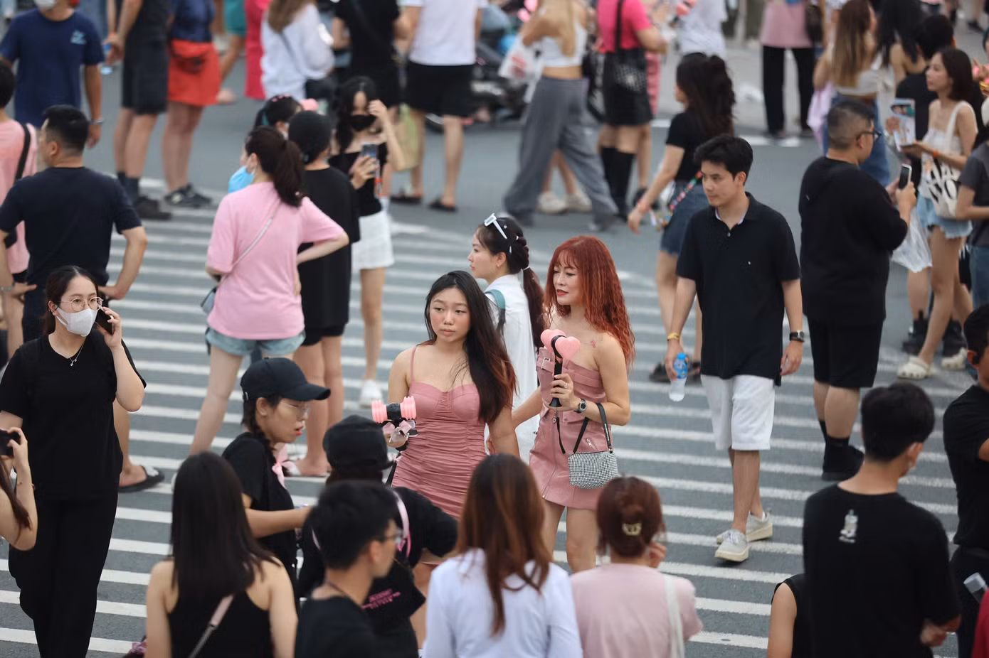 Thị tường vé chợ đen vẫn khá sôi động sát giờ diễn concert BlackPink tại Hà Nội.