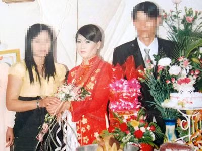 Chị Liên (áo đỏ) trong ngày cưới.