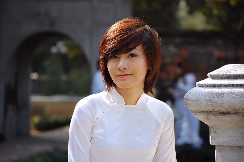 Phạm Ngọc Quỳnh (sinh 1992) tinh khiết với tà áo dài nữ sinh truyền thống. Ngọc Qùynh hiện đang học Business Administration with Informatics (trường Fachhochshule Soest)