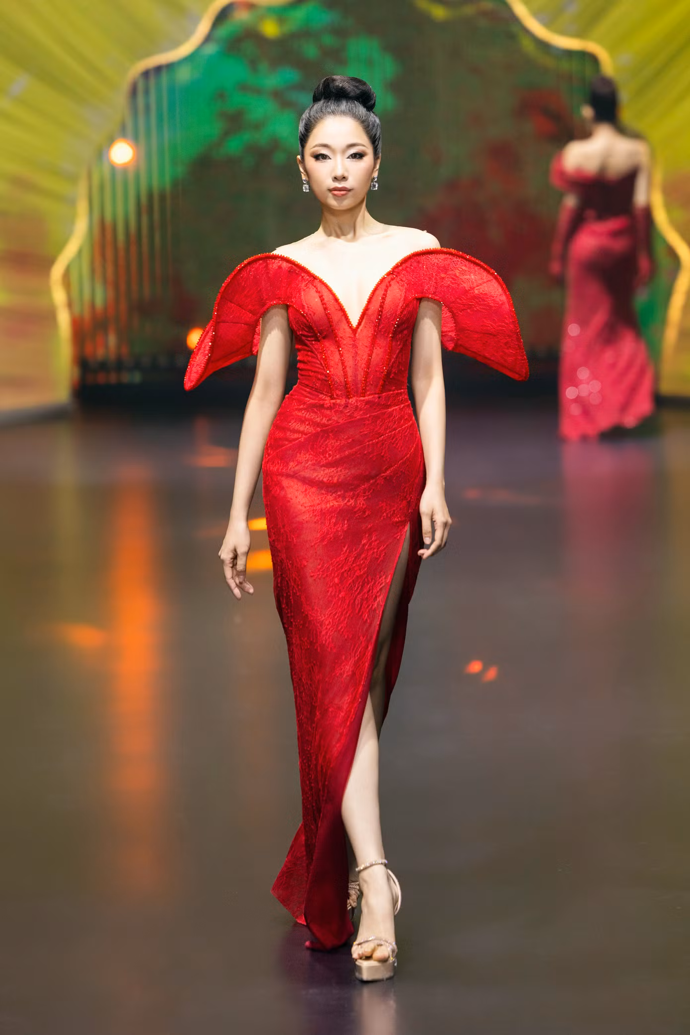 Phạm Thùy Dương SBD 983, sinh năm 2003, đến từ Thủ đô Hà Nội. Cô cao 1,71 m, nặng 51 kg, số đo ba vòng 73-59-94 cm. Cô là sinh viên năm cuối Đại học Ngoại thương và Đại học Kinh tế Quốc dân. Thùy Dương là người đẹp có kinh nghiệm sân khấu khi từng tham gia nhiều cuộc thi sắc đẹp và có cơ hội sải bước trên sàn diễn, làm mẫu ảnh. Cô còn đảm nhận công việc đào tạo người mẫu nên có thần thái tự tin khi catwalk.