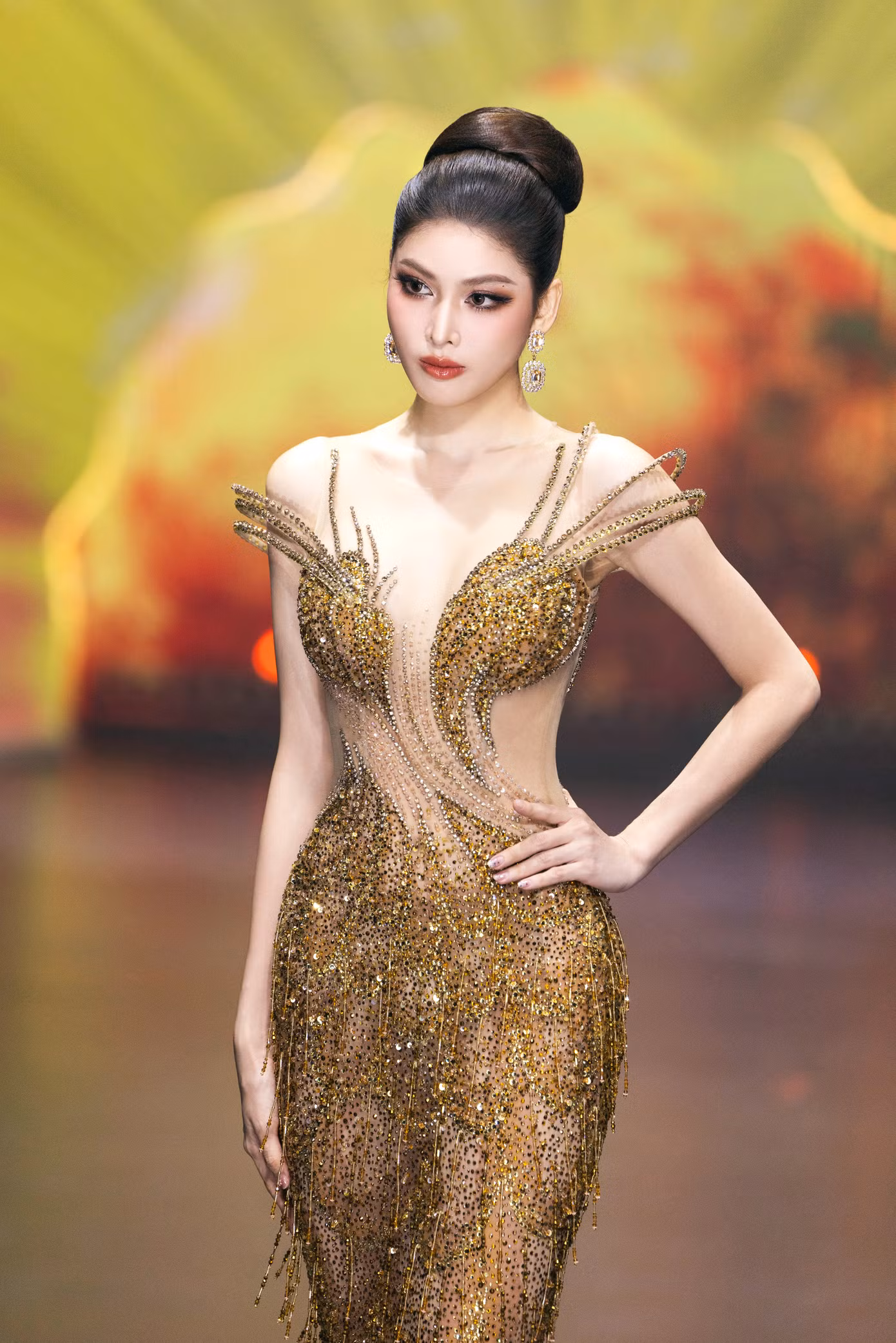 Trình diễn trong chương trình còn có Á hậu 2 Hoa hậu Việt Nam 2020 Ngọc Thảo. Cô khoác lên mình thiết kế bó sát, đính đá kiêu sa.