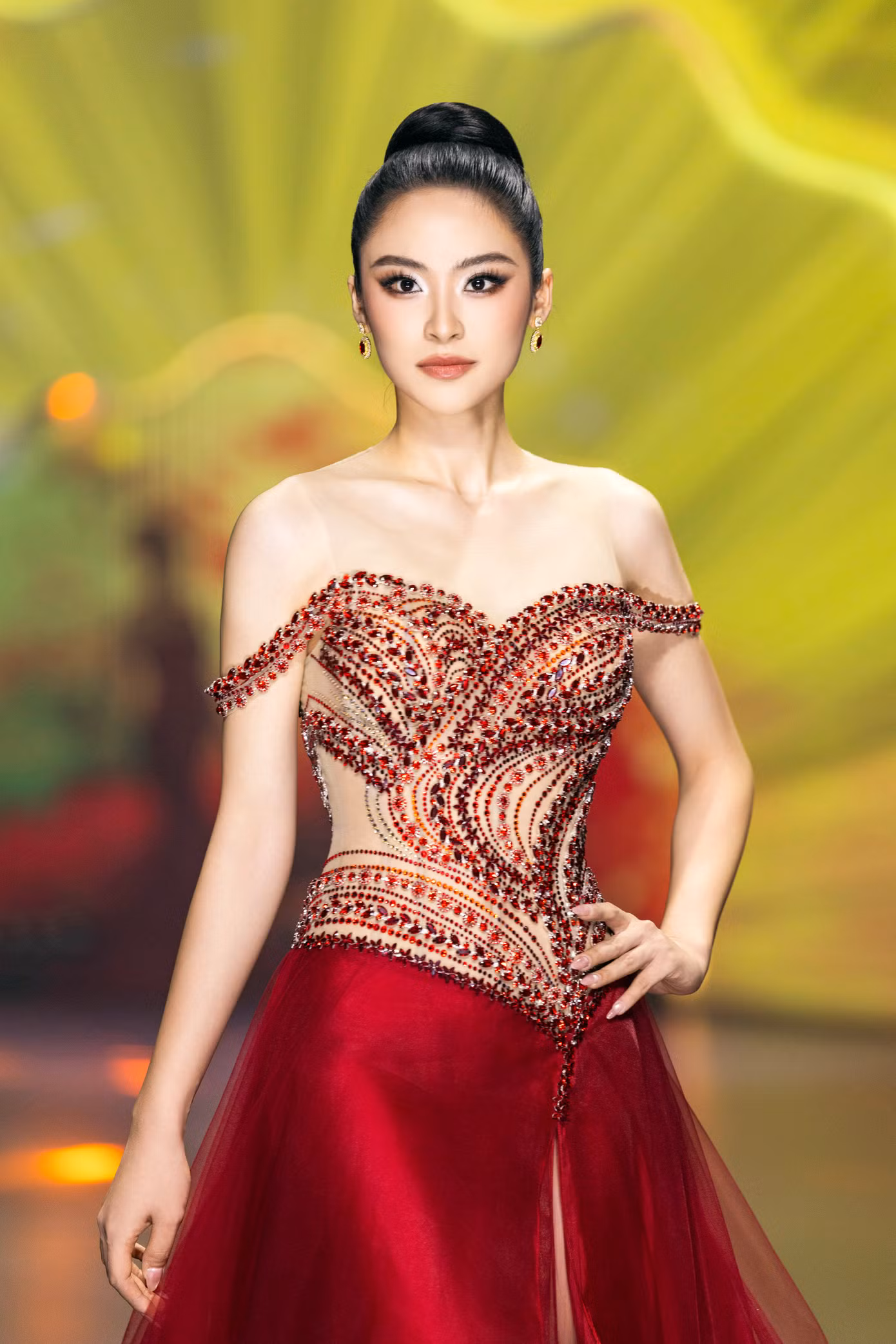 Thí sinh Nguyễn Thị Vân Nhi gây ấn tượng với vẻ đẹp sắc sảo, cuốn hút trong bộ váy dạ hội màu đỏ, đính kết cầu kỳ. Thiết kế cúp ngực giúp cô gái đến từ Hải Phòng khoe vai thon.
