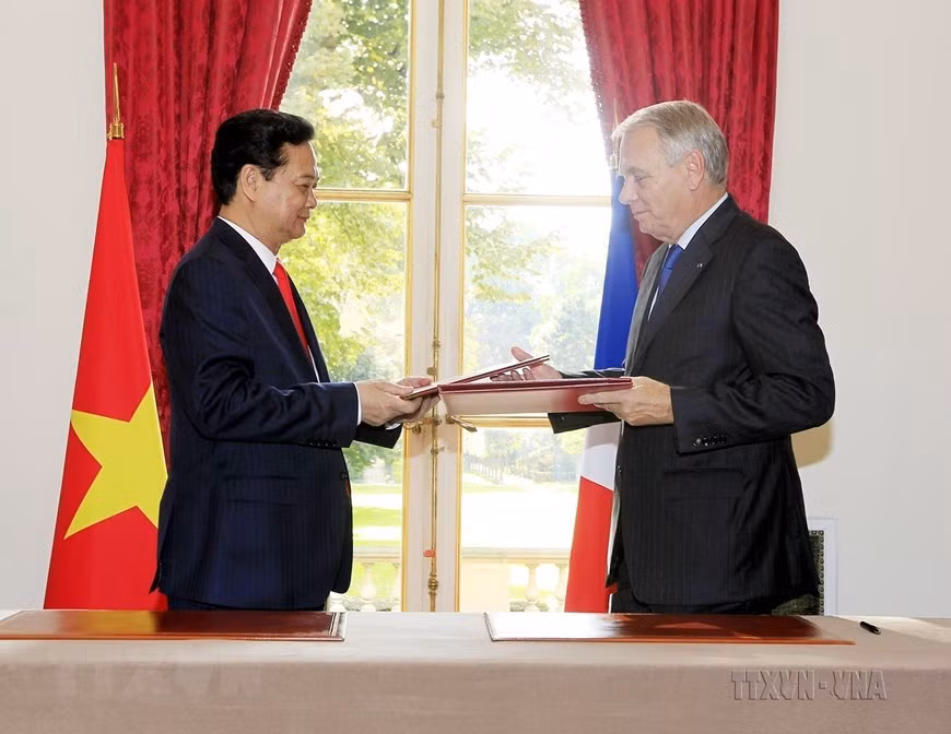 Trong chuyến thăm chính thức Cộng hòa Pháp từ ngày 24-26/9/2013, ngày 25/9, tại Paris, Thủ tướng Nguyễn Tấn Dũng và Thủ tướng Jean-Marc Ayrault ký Tuyên bố chung về Quan hệ Đối tác chiến lược Việt Nam-Pháp. (Ảnh: Đức Tám/TTXVN) Trong chuyến thăm chính thức Cộng hòa Pháp từ ngày 24-26/9/2013, ngày 25/9, tại Paris, Thủ tướng Nguyễn Tấn Dũng và Thủ tướng Jean-Marc Ayrault ký Tuyên bố chung về Quan hệ Đối tác chiến lược Việt Nam-Pháp. (Ảnh: Đức Tám/TTXVN)