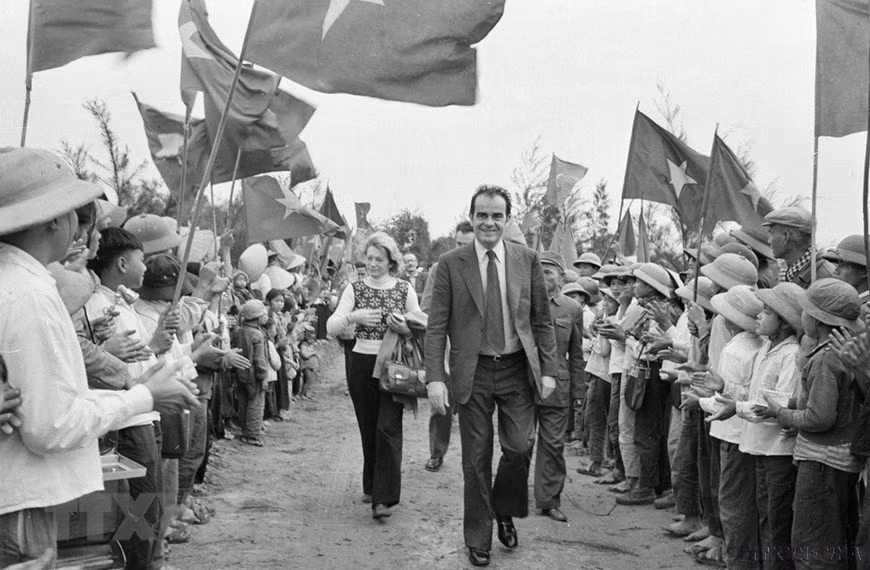 Trong 2 ngày 13-14/11/1973, Tổng Bí thư Georges Marchais cùng Đoàn đại biểu Đảng Cộng sản Pháp thăm khu vực Vĩnh Linh. (Ảnh: TTXVN) Trong 2 ngày 13-14/11/1973, Tổng Bí thư Georges Marchais cùng Đoàn đại biểu Đảng Cộng sản Pháp thăm khu vực Vĩnh Linh. (Ảnh: TTXVN)
