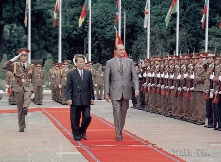 Chủ tịch nước Trần Đức Lương chủ trì Lễ đón Tổng thống Pháp Jacques Chirac thăm chính thức Việt Nam và dự Hội nghị Cấp cao Diễn đàn Á-Âu lần thứ 5 (ASEM 5), từ ngày 6-8/10/2004. (Ảnh: Nguyễn Khang/TTXVN) Chủ tịch nước Trần Đức Lương chủ trì Lễ đón Tổng thống Pháp Jacques Chirac thăm chính thức Việt Nam và dự Hội nghị Cấp cao Diễn đàn Á-Âu lần thứ 5 (ASEM 5), từ ngày 6-8/10/2004. (Ảnh: Nguyễn Khang/TTXVN)