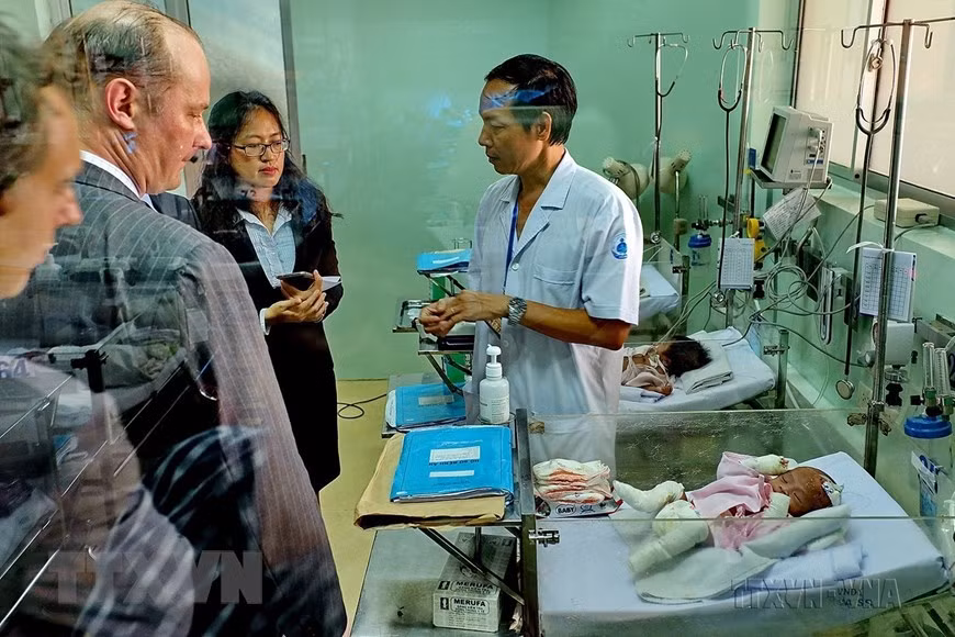 Đoàn đại biểu Quỹ Urgo Foundation (Tập đoàn URGO của Pháp) thăm các bệnh nhi mắc bệnh lý EB (Ly thượng bì bóng nước) tại Khoa Sơ sinh, Bệnh viện Nhi đồng 1 (Thành phố Hồ Chí Minh, 6/9/2016). (Ảnh: Thế Anh/TTXVN) Đoàn đại biểu Quỹ Urgo Foundation (Tập đoàn URGO của Pháp) thăm các bệnh nhi mắc bệnh lý EB (Ly thượng bì bóng nước) tại Khoa Sơ sinh, Bệnh viện Nhi đồng 1 (Thành phố Hồ Chí Minh, 6/9/2016). (Ảnh: Thế Anh/TTXVN)