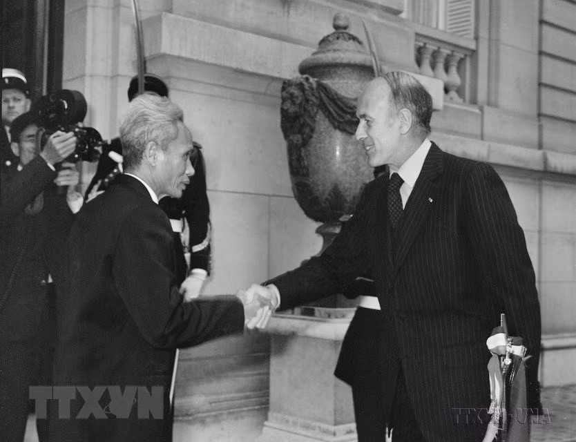Ngày 25/4/1977, tại điện Élyseé ở Thủ đô Paris, Tổng thống Pháp Giscard d'Estaing hội đàm với Thủ tướng Phạm Văn Đồng thăm chính thức Cộng hòa Pháp. (Ảnh: Thế Trung/TTXVN) Ngày 25/4/1977, tại điện Élyseé ở Thủ đô Paris, Tổng thống Pháp Giscard d'Estaing hội đàm với Thủ tướng Phạm Văn Đồng thăm chính thức Cộng hòa Pháp. (Ảnh: Thế Trung/TTXVN)