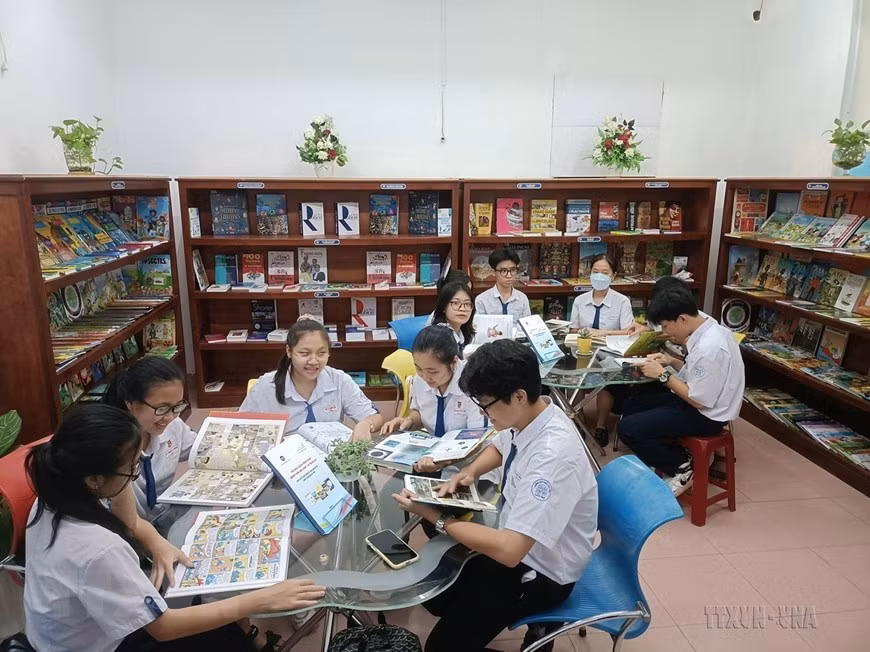 Không gian sách tiếng Pháp là một phần của các chương trình hỗ trợ tăng cường tri thức bằng tiếng Pháp và tiếp cận với kiến thức và nội dung văn hóa, được thực hiện bởi Vụ Tiếng Pháp và Đa dạng Văn hóa Pháp ngữ (DLC) của Tổ chức Quốc tế Pháp ngữ. Dự án được triển khai từ năm 2020 đến năm 2022, tại Hà Nội và 8 tỉnh/thành phố. (Ảnh: Ánh Tuyết/TTXVN) Không gian sách tiếng Pháp là một phần của các chương trình hỗ trợ tăng cường tri thức bằng tiếng Pháp và tiếp cận với kiến thức và nội dung văn hóa, được thực hiện bởi Vụ Tiếng Pháp và Đa dạng Văn hóa Pháp ngữ (DLC) của Tổ chức Quốc tế Pháp ngữ. Dự án được triển khai từ năm 2020 đến năm 2022, tại Hà Nội và 8 tỉnh/thành phố. (Ảnh: Ánh Tuyết/TTXVN)