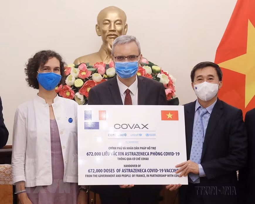 Thứ trưởng Bộ Y tế Trần Văn Thuấn tiếp nhận tượng trưng 672.000 liều vaccine AstraZeneca do Chính phủ và nhân dân Pháp ủng hộ (Hà Nội, 14/9/2021). (Ảnh: Lâm Khánh/TTXVN) Thứ trưởng Bộ Y tế Trần Văn Thuấn tiếp nhận tượng trưng 672.000 liều vaccine AstraZeneca do Chính phủ và nhân dân Pháp ủng hộ (Hà Nội, 14/9/2021). (Ảnh: Lâm Khánh/TTXVN)