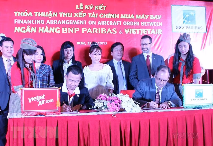 Lễ ký kết Thỏa thuận thu xếp tài chính mua máy bay giữa Hãng hàng không VietjetAir và Ngân hàng BNP Paribas của Pháp (Thành phố Hồ Chí Minh, 23/12/2013). (Nguồn: TTXVN phát) Lễ ký kết Thỏa thuận thu xếp tài chính mua máy bay giữa Hãng hàng không VietjetAir và Ngân hàng BNP Paribas của Pháp (Thành phố Hồ Chí Minh, 23/12/2013). (Nguồn: TTXVN phát)