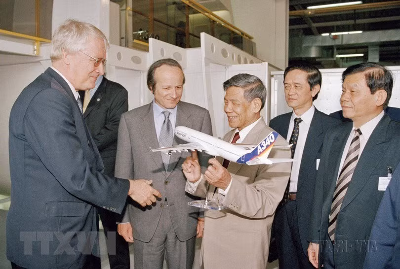 Đại diện Tập đoàn Airbus tặng Tổng Bí thư Lê Khả Phiêu mô hình chiếc máy bay A340 khi Tổng Bí thư và đoàn Việt Nam đến thăm trụ sở Tập đoàn ở thành phố Toulouse, trong chuyến thăm chính thức Cộng hòa Pháp từ 21/5 đến 25/5/2000. (Ảnh: Cao Phong/TTXVN) Đại diện Tập đoàn Airbus tặng Tổng Bí thư Lê Khả Phiêu mô hình chiếc máy bay A340 khi Tổng Bí thư và đoàn Việt Nam đến thăm trụ sở Tập đoàn ở thành phố Toulouse, trong chuyến thăm chính thức Cộng hòa Pháp từ 21/5 đến 25/5/2000. (Ảnh: Cao Phong/TTXVN)