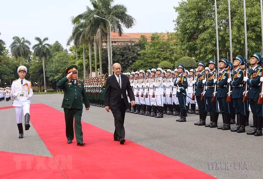 Bộ trưởng Quốc phòng Ngô Xuân Lịch chủ trì lễ đón Bộ trưởng Quốc phòng Pháp Jean-Yves Le Drian thăm chính thức Việt Nam (Hà Nội, 6/6/2016). (Ảnh: Trọng Đức/TTXVN) Bộ trưởng Quốc phòng Ngô Xuân Lịch chủ trì lễ đón Bộ trưởng Quốc phòng Pháp Jean-Yves Le Drian thăm chính thức Việt Nam (Hà Nội, 6/6/2016). (Ảnh: Trọng Đức/TTXVN)