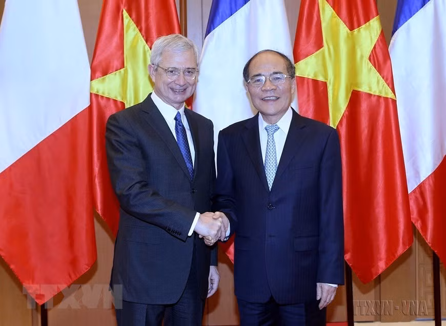 Chủ tịch Quốc hội Nguyễn Sinh Hùng đón và hội đàm với Chủ tịch Quốc hội Pháp Claude Bartolone thăm chính thức Việt Nam (Hà Nội, 18/3/2016). (Ảnh: Nhan Sáng/TTXVN) Chủ tịch Quốc hội Nguyễn Sinh Hùng đón và hội đàm với Chủ tịch Quốc hội Pháp Claude Bartolone thăm chính thức Việt Nam (Hà Nội, 18/3/2016). (Ảnh: Nhan Sáng/TTXVN)