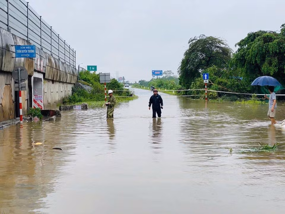 Tại Hà Nội vẫn còn một số nơi ngập nước