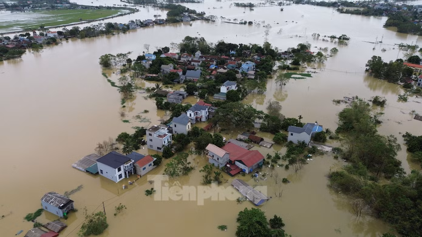 Mực nước sông Bùi đang trên báo động III, tràn vào khu dân cư một số xã vùng ven đê như Tân Tiến, Nam Phương Tiến, Hoàng Văn Thụ.