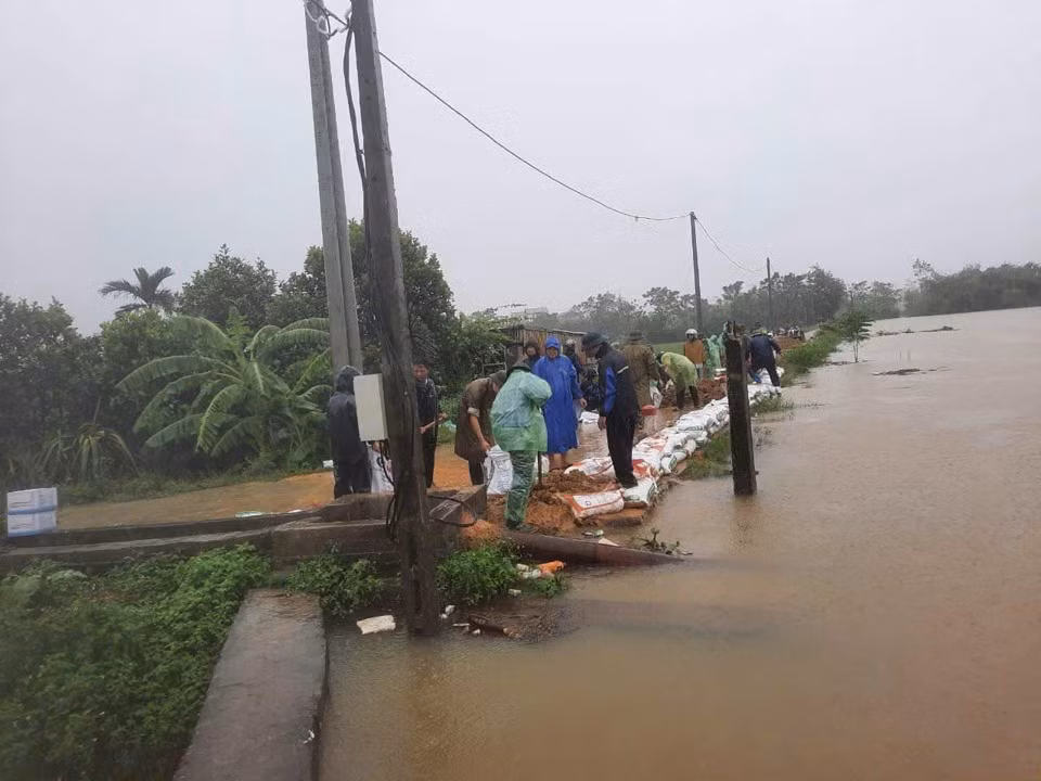 Chính quyền và nhân dân huyện Thạch Thất đắp bao ngăn tràn đê