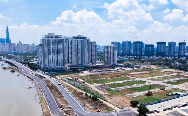 Tính đến ngày 31/8, dư nợ tín dụng đối với hoạt động kinh doanh bất động sản còn 777.235 tỷ đồng (giảm 7.340 tỷ đồng sau 2 tháng). (Ảnh minh họa)