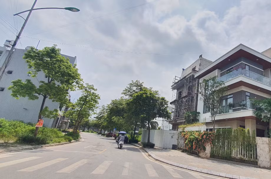 Bắc Giang yêu cầu hạn chế quy hoạch đất ở liền kề bám dọc toàn bộ các trục giao thông chính đi qua khu đô thị, dân cư. (Trong hình là đường đi tại Khu đô thị Bách Việt Bắc Giang). Bắc Giang yêu cầu hạn chế quy hoạch đất ở liền kề bám dọc toàn bộ các trục giao thông chính đi qua khu đô thị, dân cư. (Trong hình là đường đi tại Khu đô thị Bách Việt Bắc Giang).