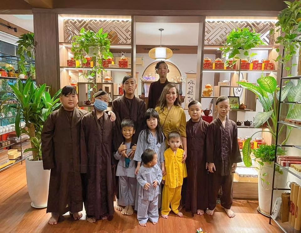 Phi Nhung cùng các con nuôi của mình. Phi Nhung được xem là sao Việt có nhiều con nuôi nhất với hơn 20 người con.