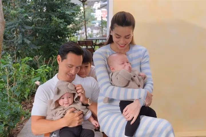Hồ Ngọc Hà nhiều lần hạnh phúc chia sẻ khoảnh khắc thân thiết của con trai bên các thành viên khác trong gia đình.