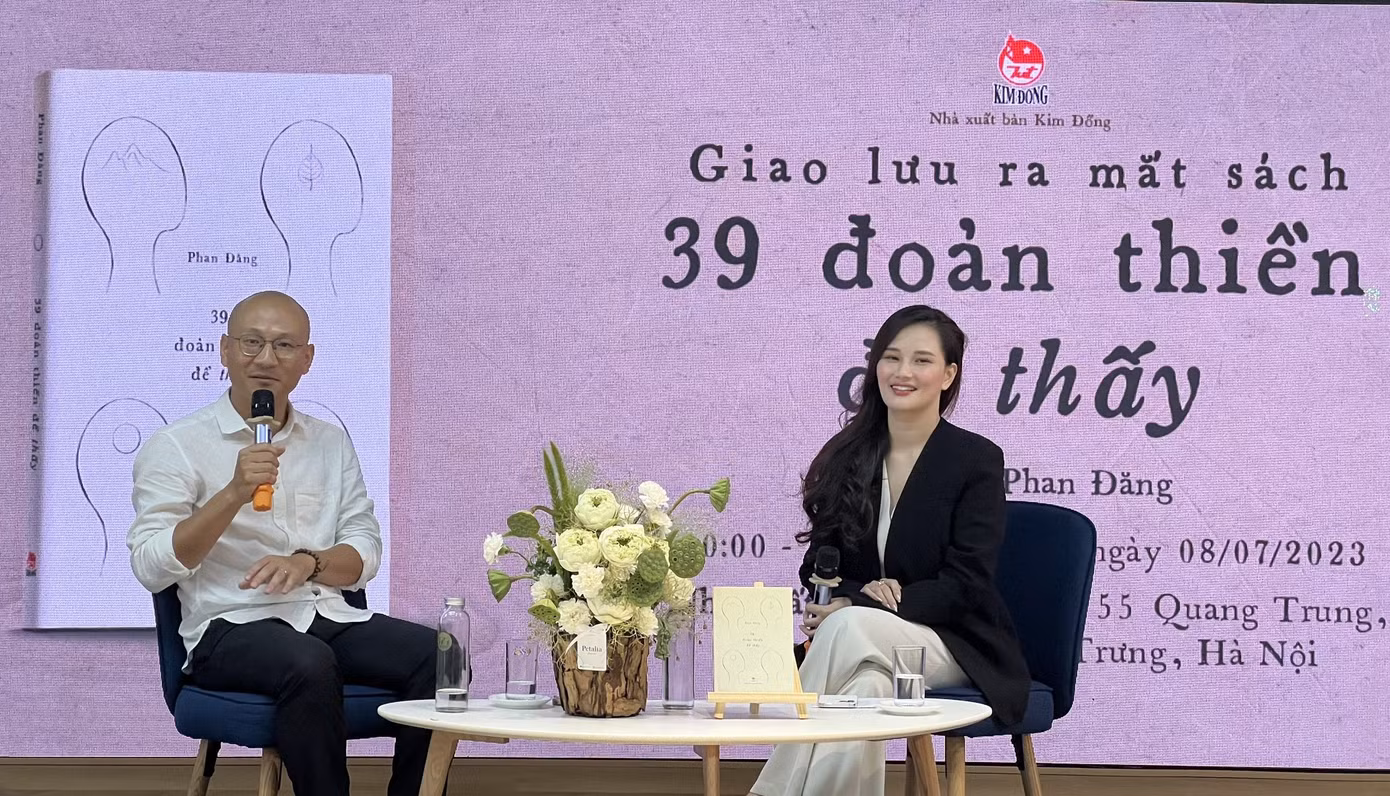 Phan Đăng trò chuyện với độc giả - những người bạn đồng hành.